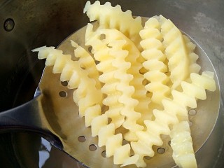 4、狼牙土豆（免油炸更健康）,待土豆条开始略带透明感时沥水捞出备用。