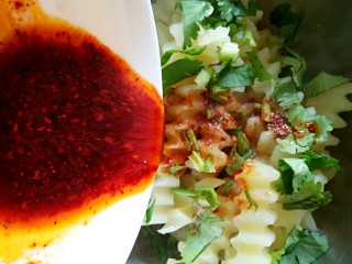 6、狼牙土豆（免油炸更健康）,将调好的料汁和香菜一起拌去土豆条中，拌均匀。