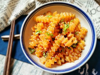 7、狼牙土豆（免油炸更健康）,装盘后撒点白芝麻。