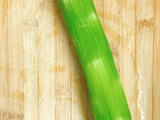 1、清炒莴笋片,莴笋削去外皮