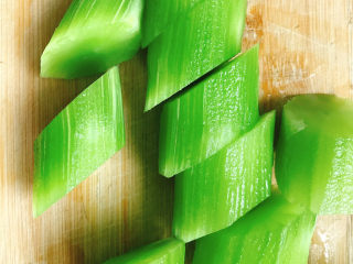 2、清炒莴笋片,斜切成2cm左右的块