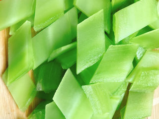 3、清炒莴笋片,再切成片