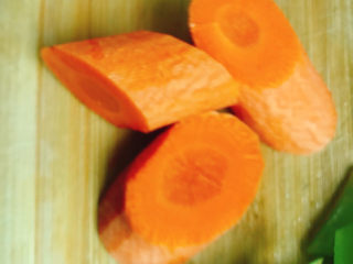 4、清炒莴笋片,胡萝卜削去外皮后斜切成块