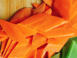 5、清炒莴笋片,再切成片，大蒜去皮切成末。