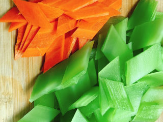 6、清炒莴笋片,切好的莴笋片和胡萝卜片