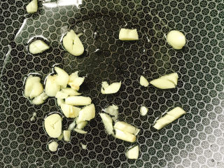 8、清炒莴笋片,下蒜末炒出香味