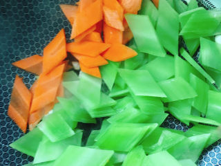 9、清炒莴笋片,倒入胡萝卜和莴笋片