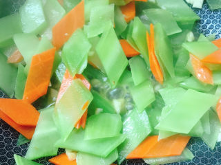 10、清炒莴笋片,加入少许清水、盐、花椒粉炒熟。