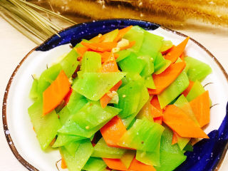 11、清炒莴笋片,装盘即可食用。