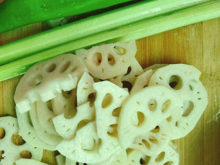 2、干锅藕片,切成片