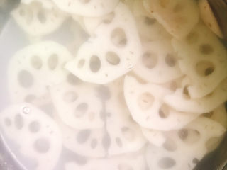 3、干锅藕片,放入冷水中浸泡一下