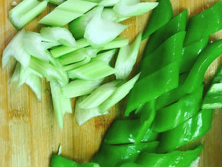 4、干锅藕片,西芹、辣椒切块