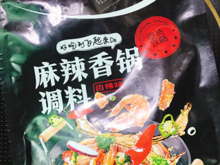 5、干锅藕片,准备好这道菜的灵魂——麻辣香锅调料