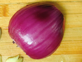 7、干锅藕片,准备半个洋葱