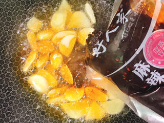 11、干锅藕片,放入麻辣香锅调料