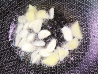 10、干锅藕片,放入姜蒜炒出香味。