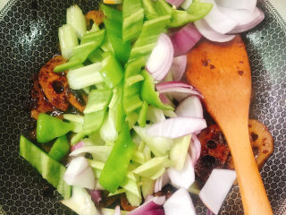 15、干锅藕片,放入其他三样配菜。