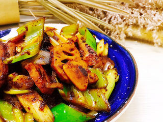 17、干锅藕片,装盘即可食用。