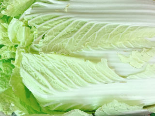 1、辣白菜炒土豆片,准备好大白菜