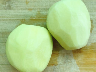 2、辣白菜炒土豆片,土豆去皮