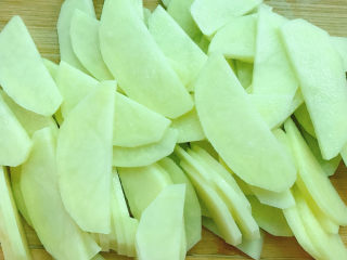 5、辣白菜炒土豆片,土豆切片后冲洗一下捞出沥干水份备用