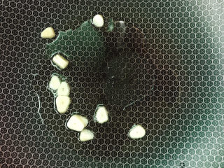 6、辣白菜炒土豆片,热锅冷油,下蒜片炒香