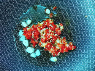 7、辣白菜炒土豆片,放入自制蒜蓉辣椒酱