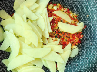 9、辣白菜炒土豆片,倒入土豆片