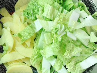 10、辣白菜炒土豆片,倒入大白菜