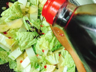 12、辣白菜炒土豆片,倒入酱油