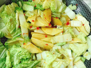 13、辣白菜炒土豆片,翻拌均匀