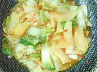 14、辣白菜炒土豆片,加入少许清水煮熟
