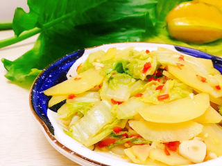 15、辣白菜炒土豆片,装盘即可食用
