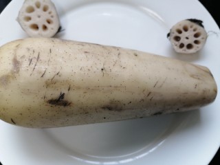 1、糖醋藕丁,将藕两头切除