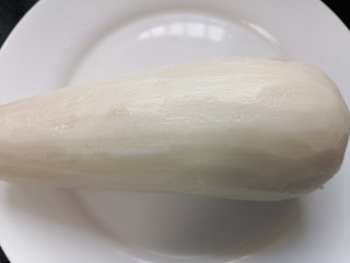 2、糖醋藕丁,将藕洗干净去皮