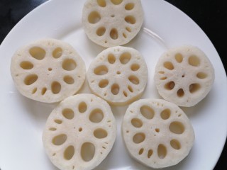 3、糖醋藕丁,将藕切成均匀的厚片