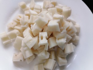 4、糖醋藕丁,然后将藕切成丁状
