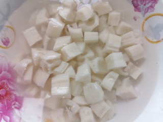 5、糖醋藕丁,藕里加适量白醋在水里浸泡下