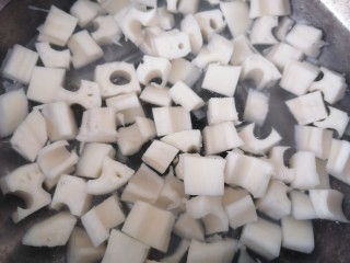 6、糖醋藕丁,将藕放入锅内焯水