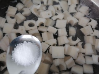 7、糖醋藕丁,加入适量盐