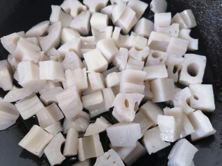 9、糖醋藕丁,放入藕丁翻炒