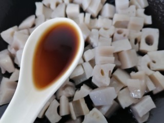 10、糖醋藕丁,加入一勺醋