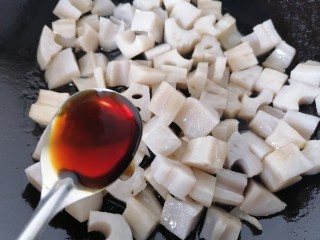 11、糖醋藕丁,加入一勺生抽提鲜