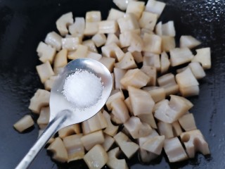 12、糖醋藕丁,加入一勺盐调味