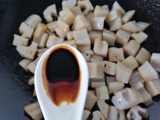 13、糖醋藕丁,放入少许老抽上色