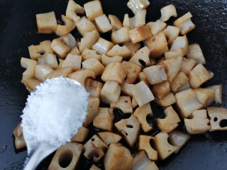 14、糖醋藕丁,最后放入一勺白糖