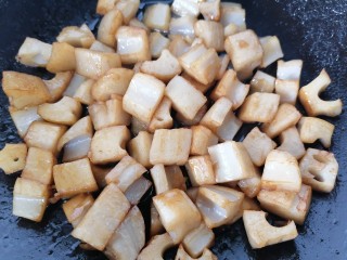 15、糖醋藕丁,炒至藕丁入味上色即可出锅