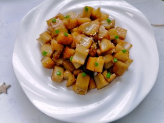 16、糖醋藕丁,装盘撒上适量葱花