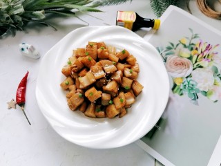 17、糖醋藕丁,拍上成品图，一道酸甜爽口的糖醋藕丁就完成了。