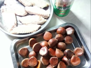 1、板栗啤酒鸭翅    #立冬美食#,准备食材。